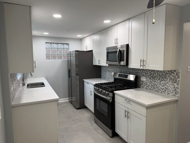 Building Photo - 5153 S Oak Park Ave