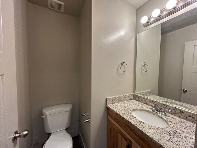 Foto del edificio - 3 Bedroom 2.5 Bathroom Townhome
