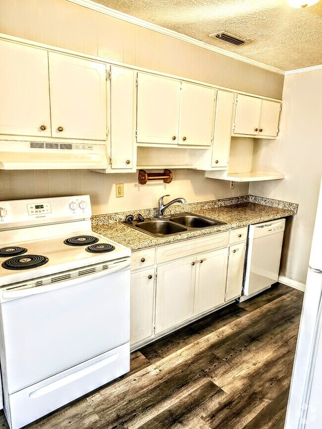 Kitchen with new appliances - 5409 Hilltop Ave