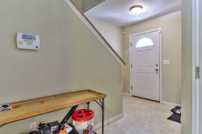 Building Photo - 3 bedroom, 3.5 bath condo -  AVAILABLE AUGUST