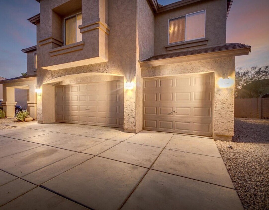 COMING SOON 5 bedroom 2.5 bath 3 CAR GARA... - COMING SOON 5 bedroom 2.5 bath  3 CAR GARA...