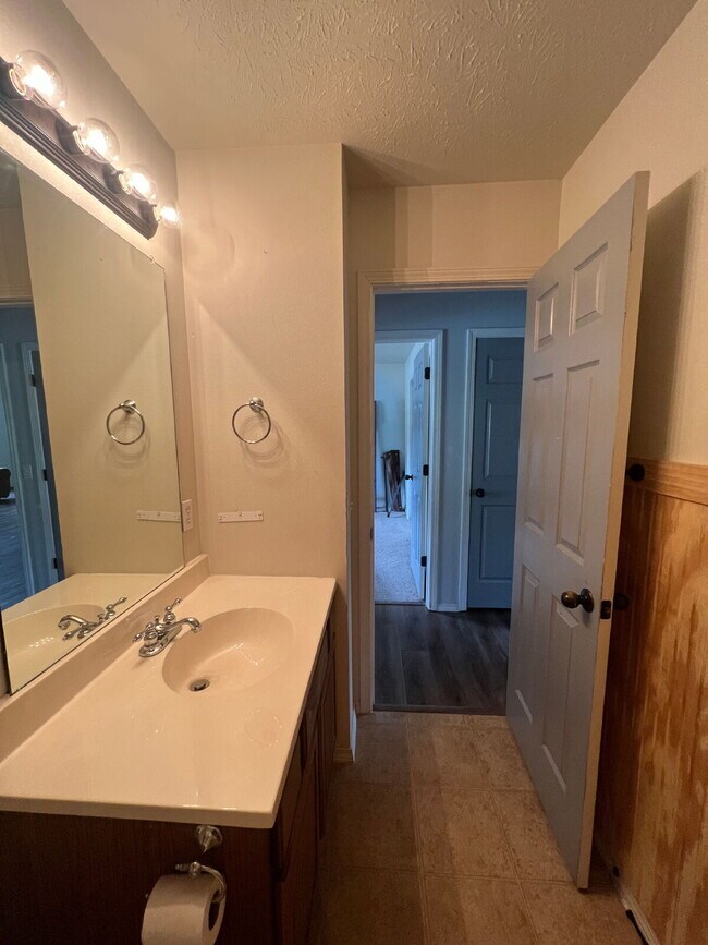 Foto del edificio - Spacious 5 Bedroom with 2nd Kitchen