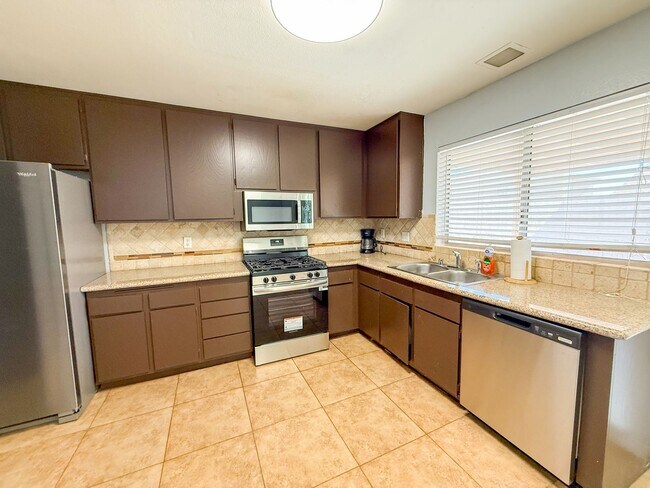 Foto del edificio - Charming 4BD 2BA Single-Story Home with Large Backyard & No HOA