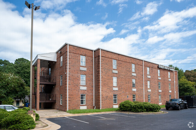 Building Photo - The Inn and Suite Apartments