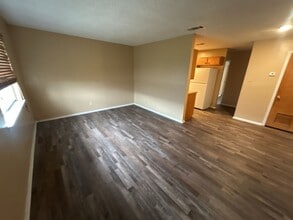 Building Photo - 1305 Willow Springs Rd