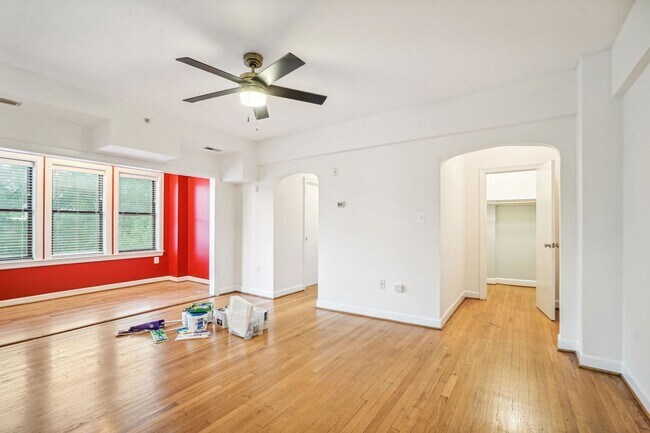 Building Photo - Available Now! 1 bed/ 1 bath in a light-fi...