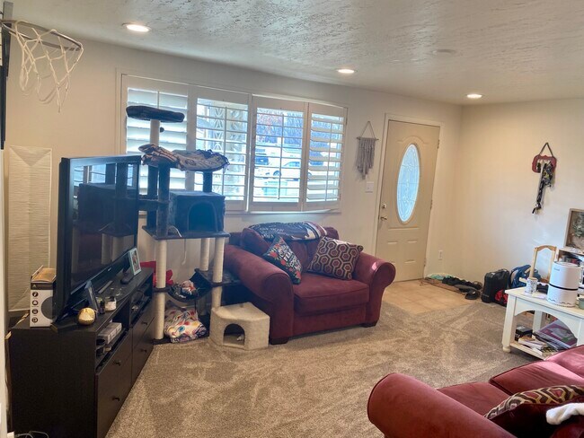Living Room - Hallway/Kitchen View. - 815 Canyon Rd