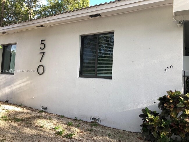 Foto del edificio - 570 NE 69th St