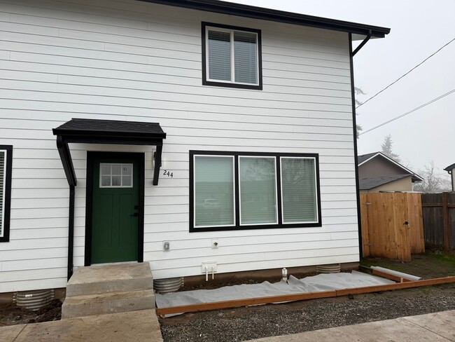 Building Photo - Brand new 3 bedroom 3 full bath townhouse in Thurston!