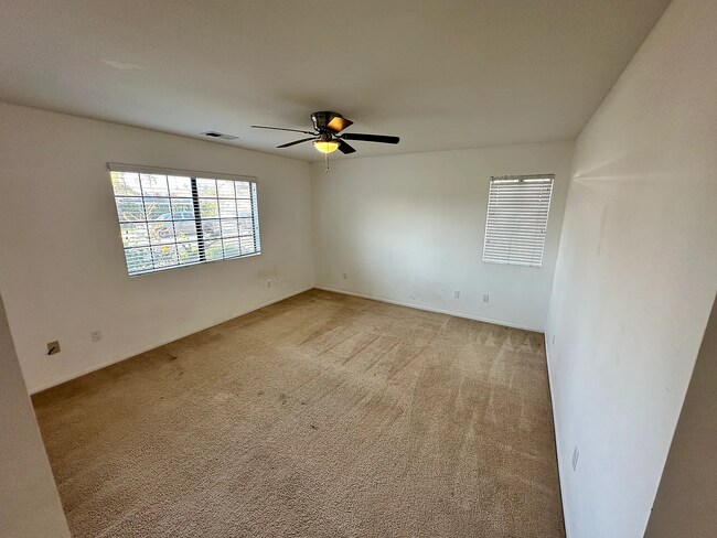 Foto del edificio - Wonderful 4 Bedroom House Coming Available!