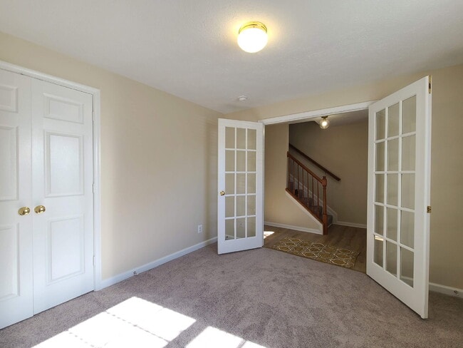 Building Photo - Beautifully Updated 4 BR, 2.5 BA Townhome