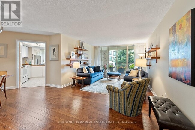 Photo du bâtiment - 215 The Donway W