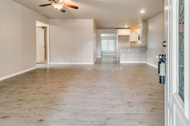 Foto del edificio - 120 N Ranchwood Blvd