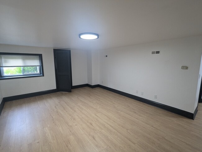Building Photo - 1457 W Foster Ave