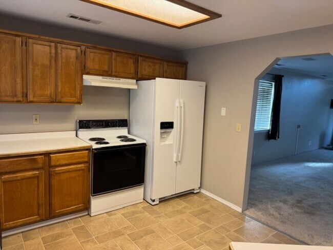 Foto del edificio - SINGLE LEVEL 3 BEDROOM HOME, FENCED IN YARD