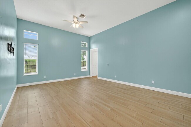 Building Photo - 341 SW Kestor Dr