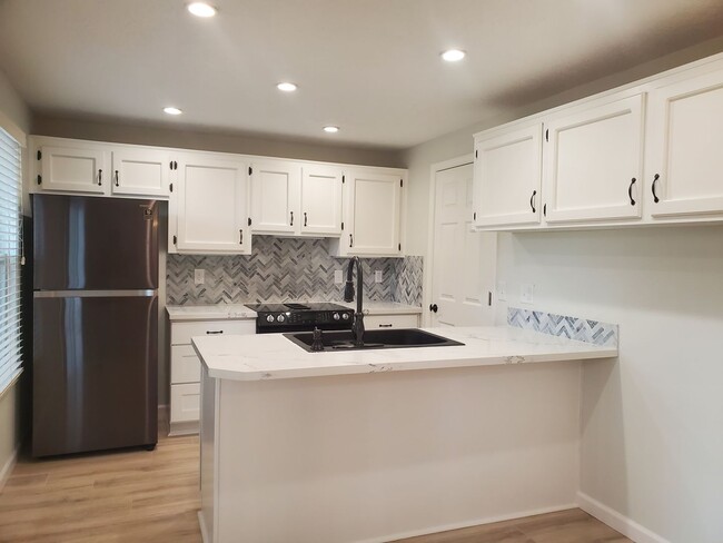 Building Photo - South Salem Condo w/ Remodeled Kitchen, A/...