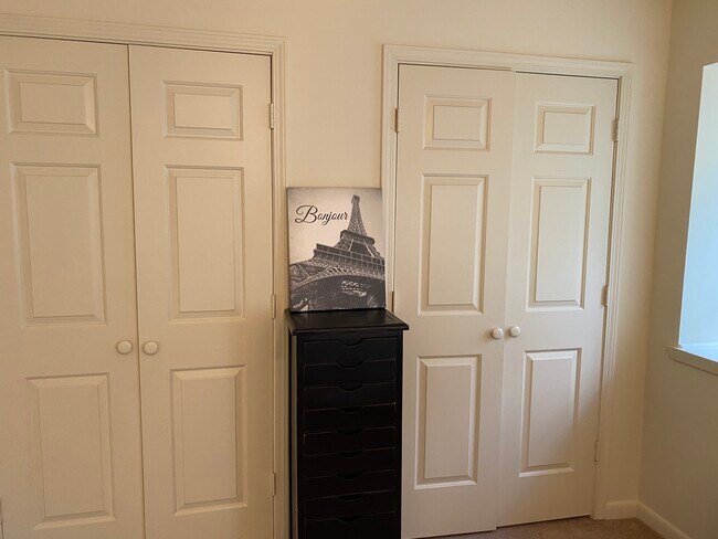 Mucho espacio en el armario - 114 Michael Dr