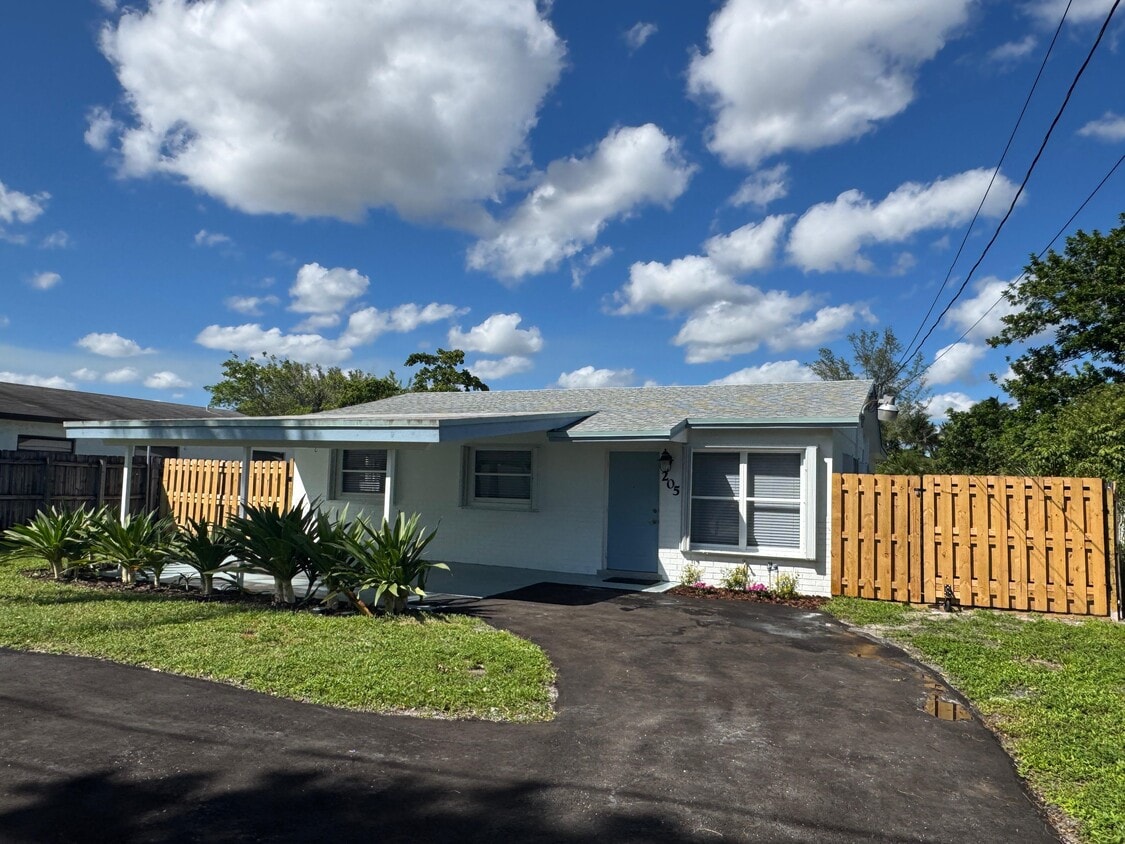 Foto principal - 205 NW 7th Ct