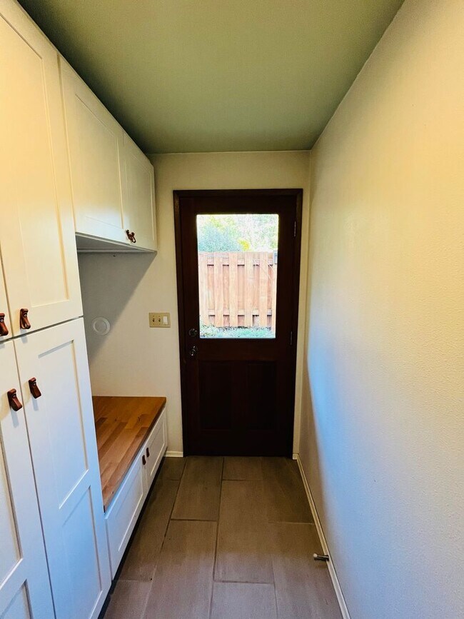 Building Photo - Tastefully Remodeled Bungalow, Just 2 Bloc...