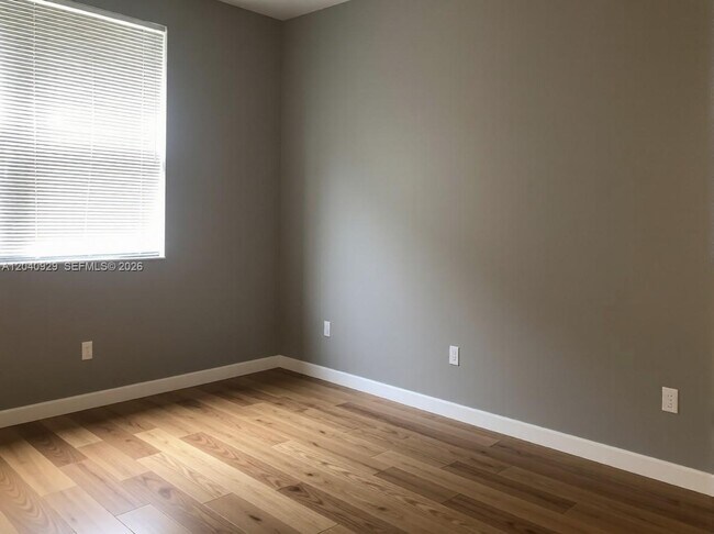 Foto del edificio - 17145 N Bay Rd
