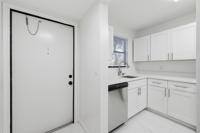 Foto del edificio - 4700 Lucerne Lakes Blvd W