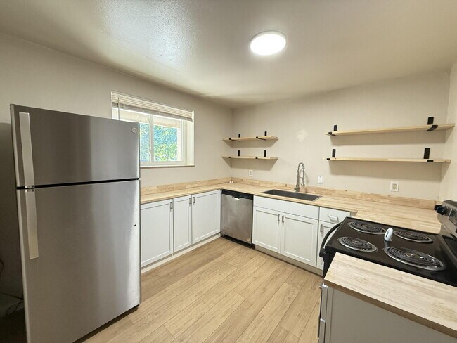 Building Photo - Updated 2 Bed/1 Bath - Relaxed, Spacious Living in Knoxville's Favorite Neighborhood—Fountain City!