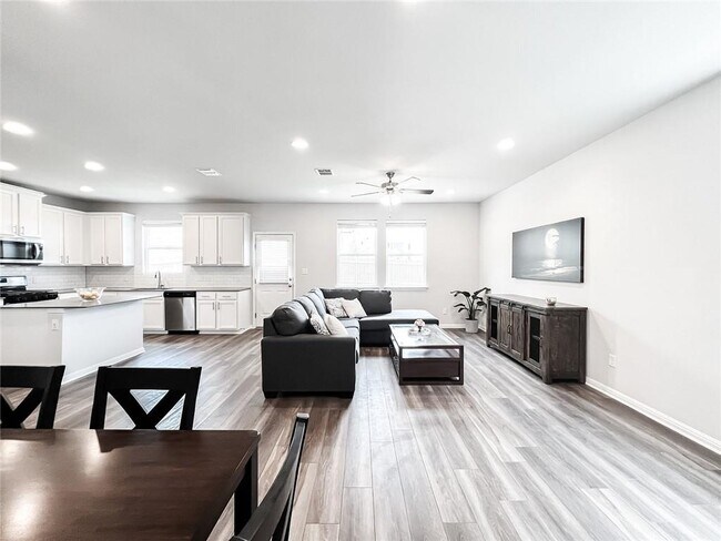 Building Photo - 3200 W College Park Dr