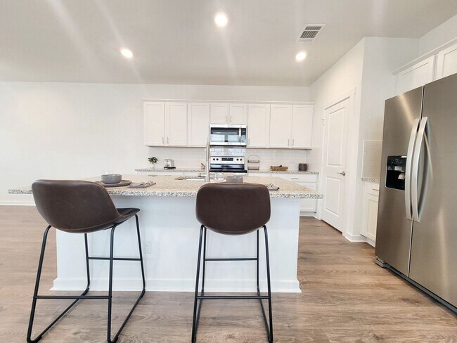 Building Photo - Spacious 4/BR 2.5/BA Retreat with Fenced Y...