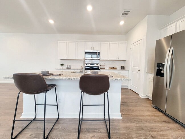 Foto del edificio - Spacious 4/BR 2.5/BA Retreat with Fenced Yard and Smart Features