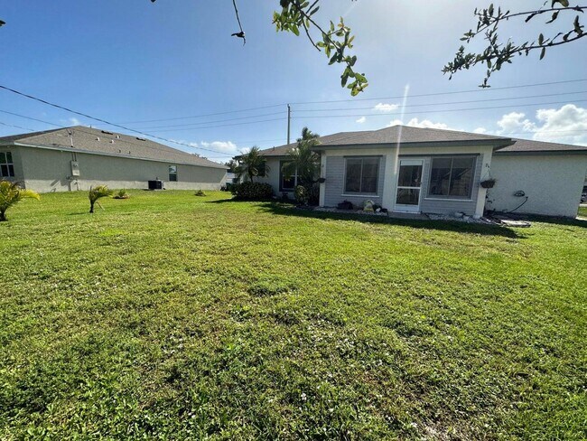 Building Photo - 707 NW Floresta Dr