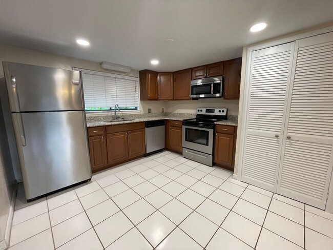 Building Photo - 710 Raymond Cir