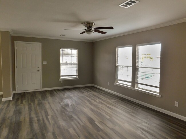 Building Photo - Room For Rent