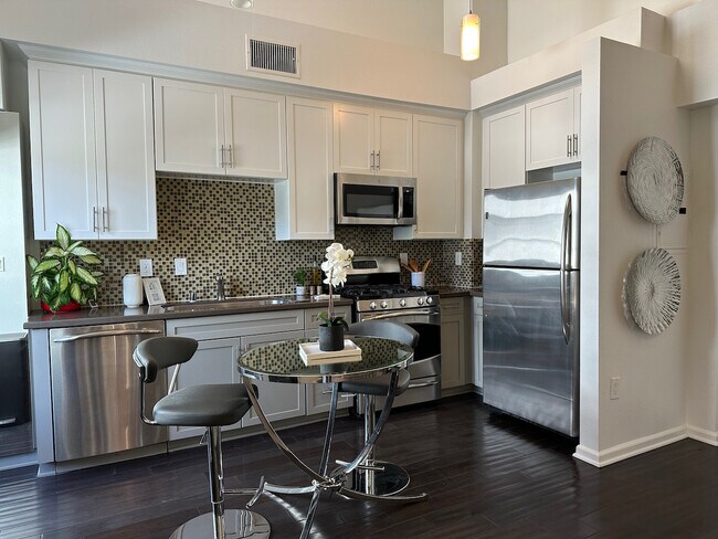Foto del edificio - 7320 Hawthorn Ave