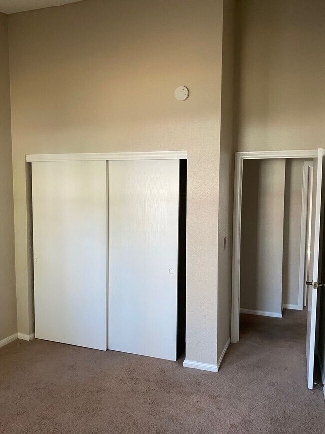 Building Photo - 3 Bedroom 2 Bathroom Home!