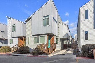 Building Photo - 801 N Bluff Dr