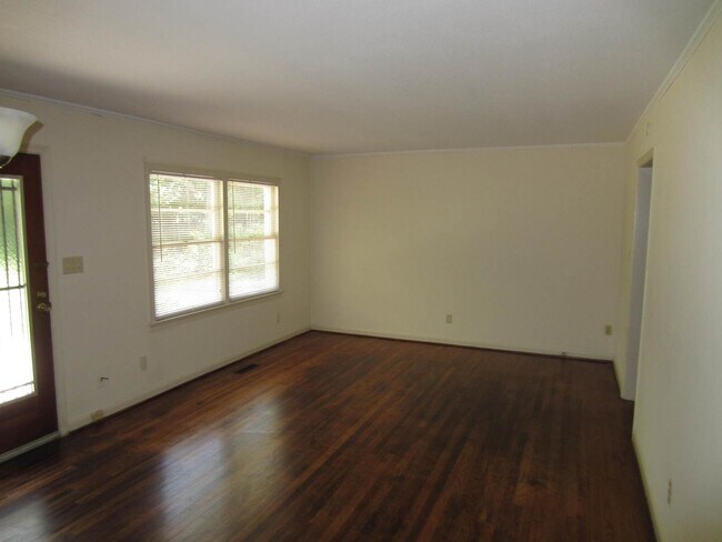 Building Photo - 3 Bedroom 1.5 Bathroom in the Heart of Val...
