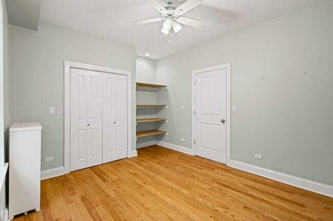 Foto del edificio - 3751 W Irving Park Rd