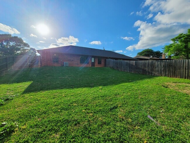 Building Photo - 210 Elm St