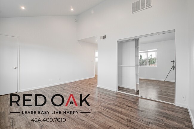 Building Photo - 11218 Oxnard St