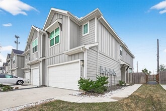 Building Photo - 27926 Western Crk Ct