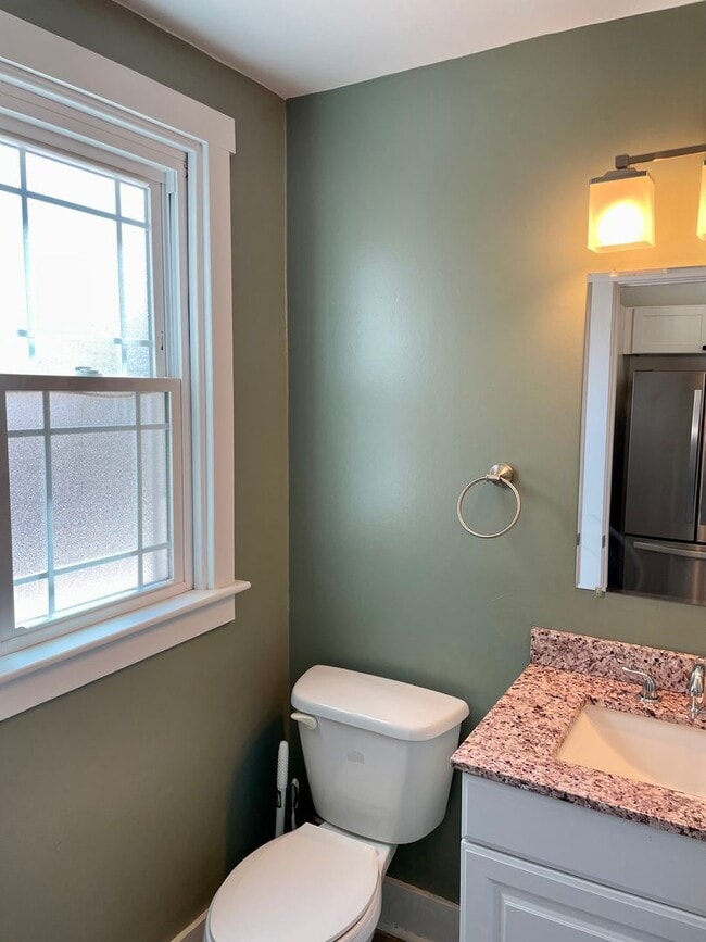 Building Photo - Beautiful & Spacious 3 Bedroom Rental Home...