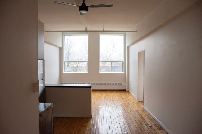 Building Photo - 67 Wyndham St S