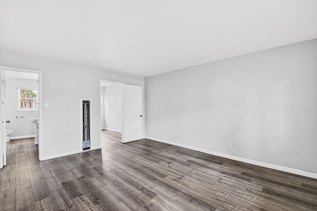 Building Photo - 445 W 15th St