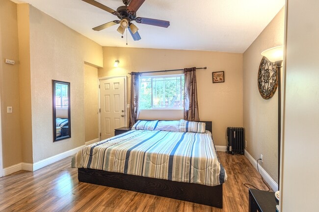 Unidad 2 - 4944 Narvaez Ave