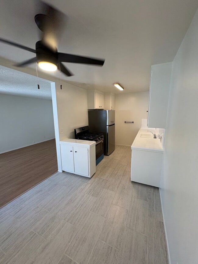 Foto del edificio - 7832 W Manchester Ave