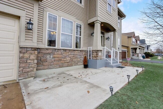 Building Photo - Grand 5 bed 4.5 bath Maple Grove Home w/ 3...