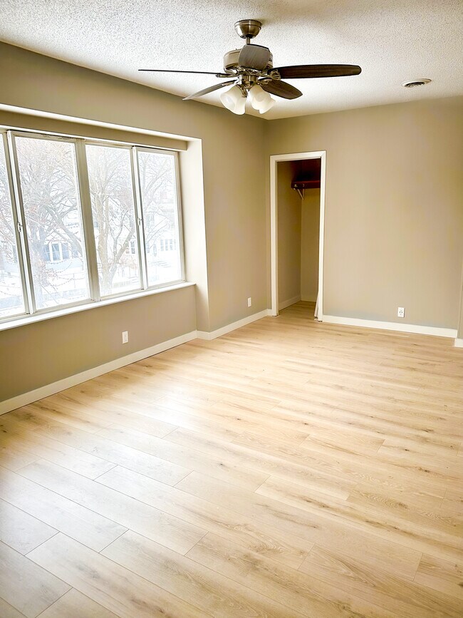 Sala de estar (Armario de almacenamiento) - 3517 1st Ave S