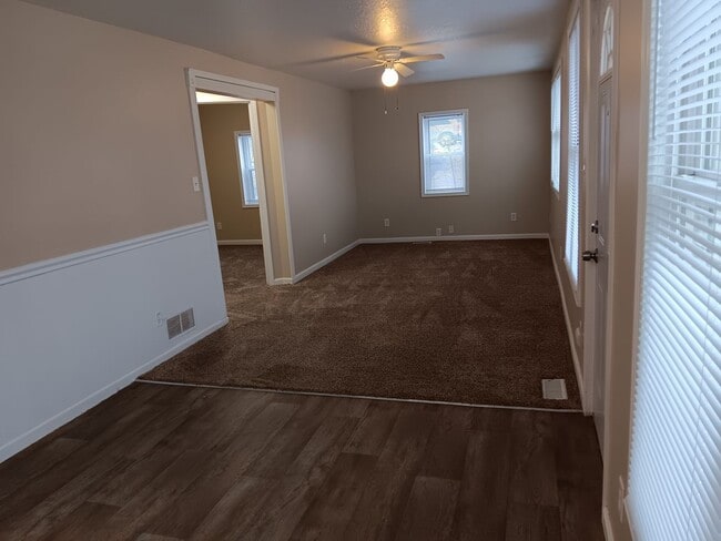Building Photo - 3 Bedroom Home with Detached Garage