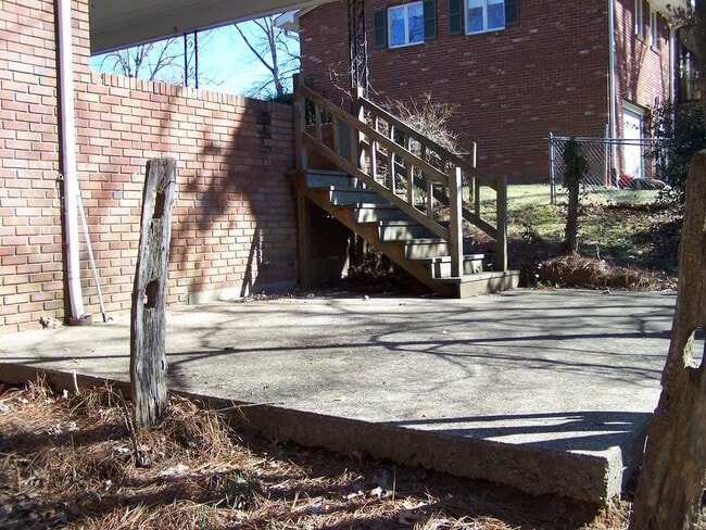 Building Photo - 3BR/1.5BA Brick Ranch Home, Full Basement!